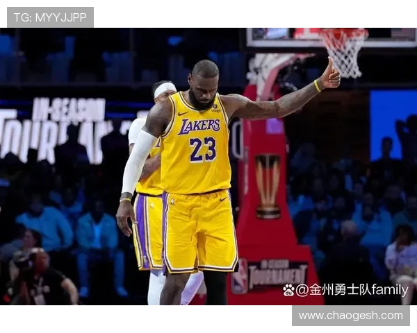 詹姆斯复出领衔湖人三巨头迎战勇士，浓眉表现成比赛关键决定因素